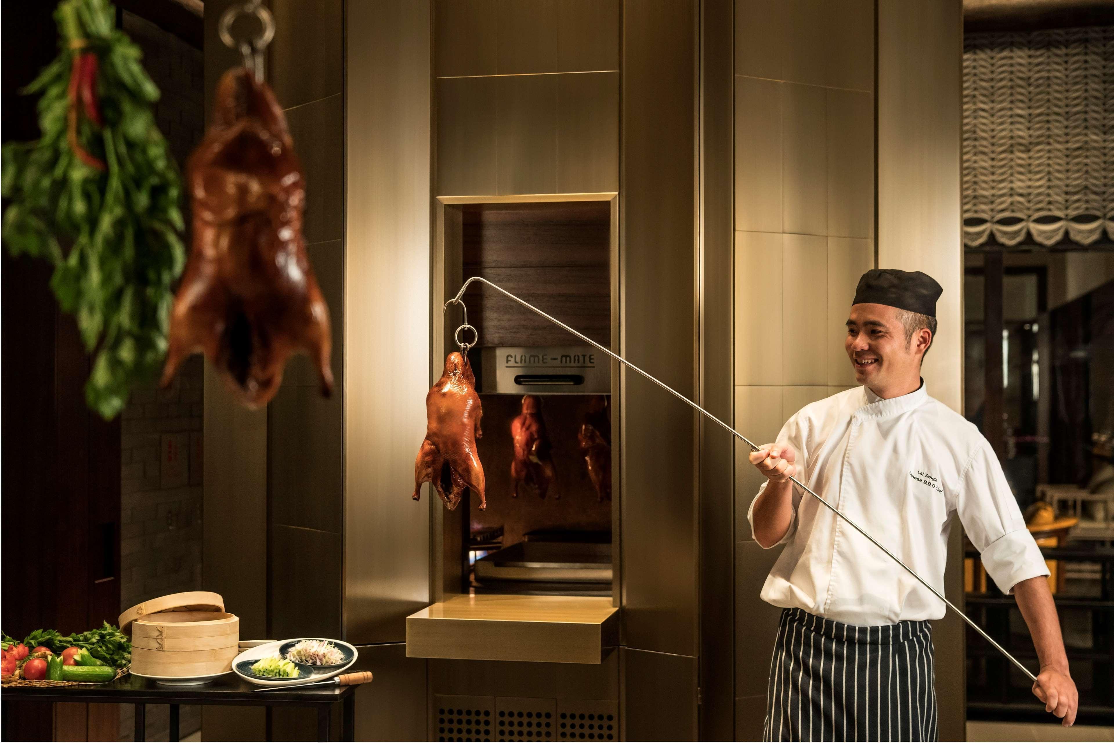 Shangri-La Коломбо Экстерьер фото Chef pulling a duck out of a hanging oven
